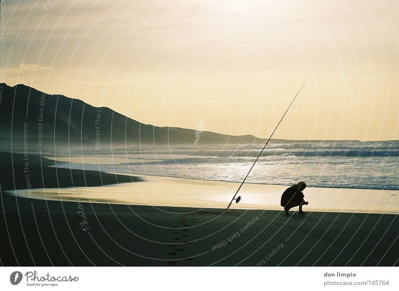 la costa oeste 2 Beach Water Waves Sand Angler Human being Fishing rod Sky Coil Evening Cofete Fuerteventura Back-light Analog Leisure and hobbies Mountain