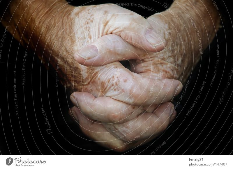 I'll tell you about it with my hands. Hand Fingers Thumb Skin Old Senior citizen Wrinkles Work and employment Function Fatigue Break Calm Fingernail Door handle