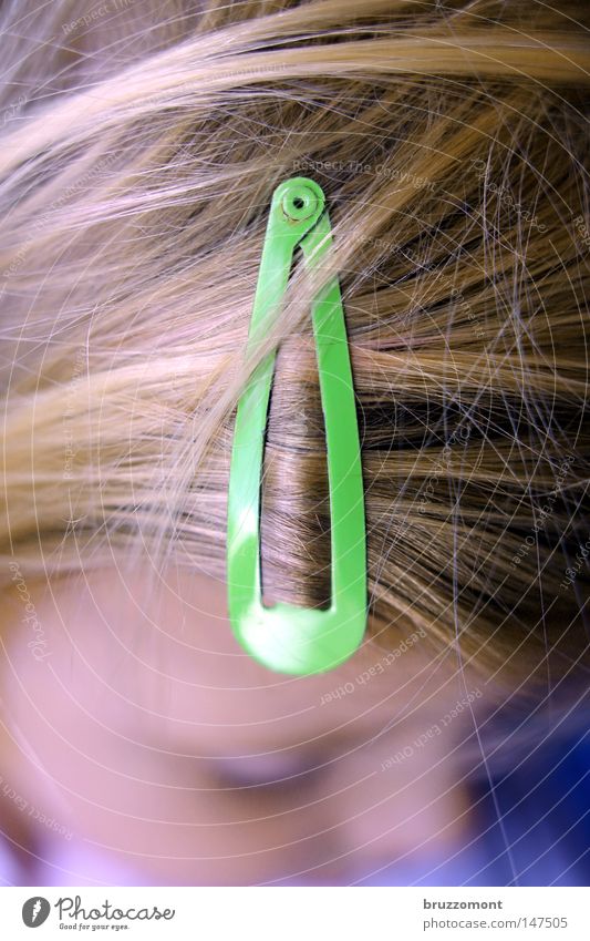 think tank Child Girl Toddler Shock of hair Part Brooch Strand of hair Hair and hairstyles Bird's-eye view Green Blonde Forehead Death's head Head Hairdresser
