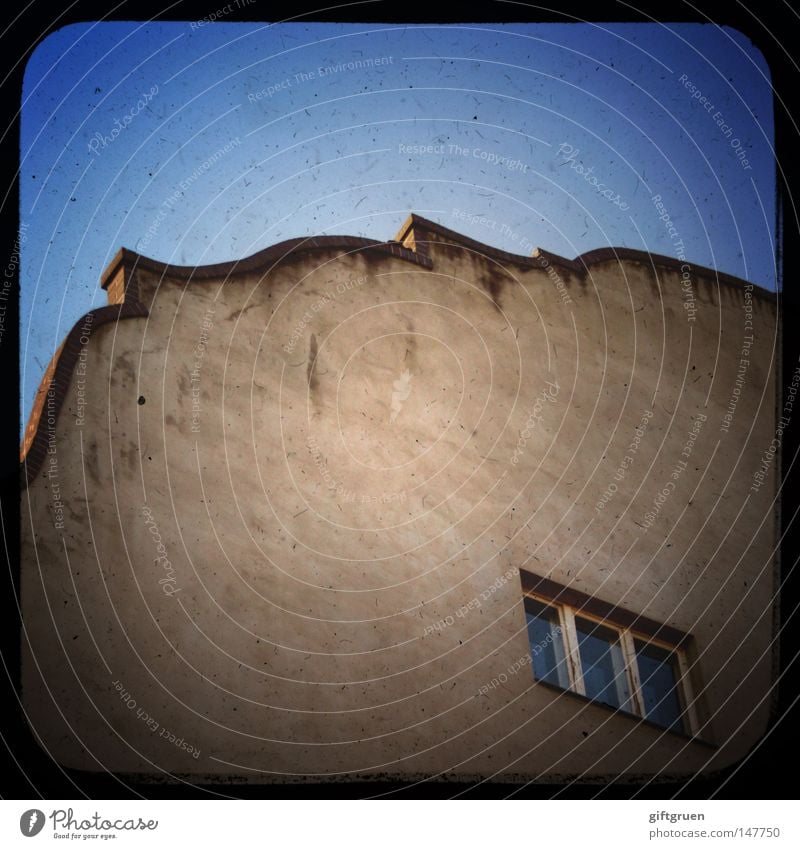 fens|terln (austrian): visit your beloved (through your window) House (Residential Structure) Facade Window Roof Sky Detail Joy roof edge ttv