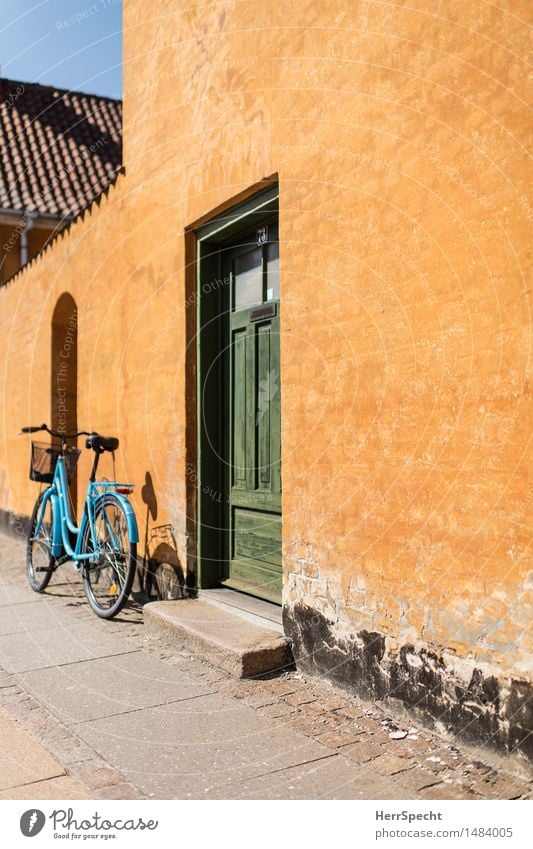At Home Cycling tour Summer Living or residing Flat (apartment) Old town House (Residential Structure) Detached house Manmade structures Building Wall (barrier)