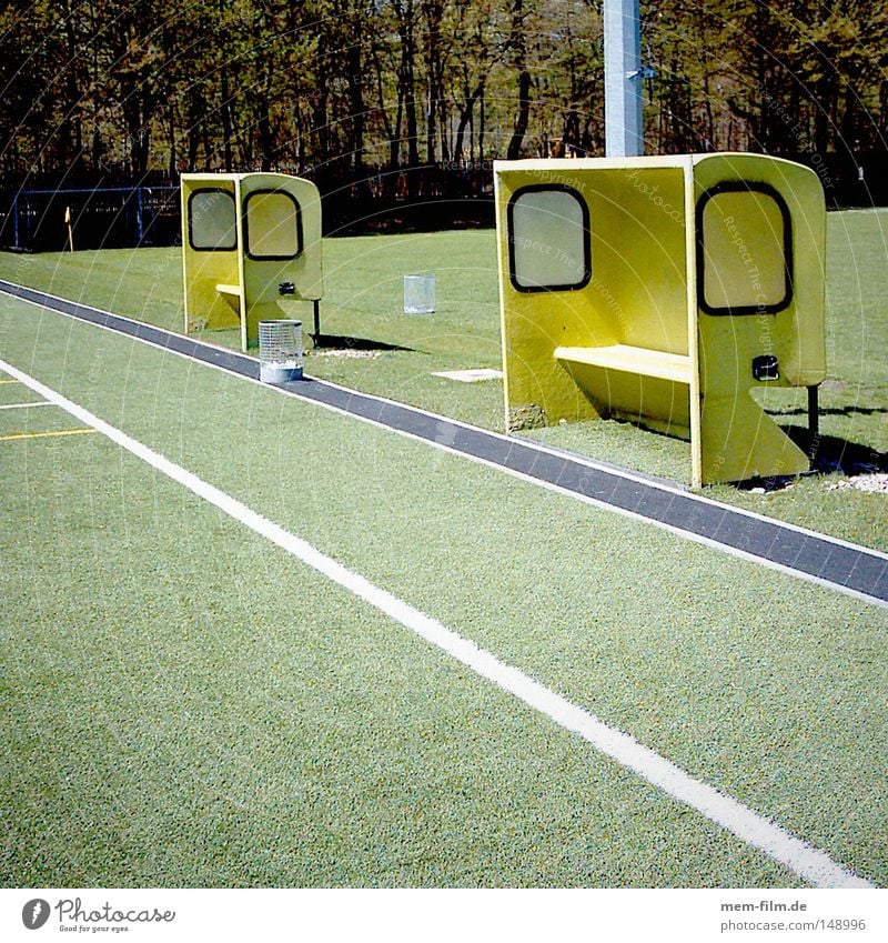 trainer's bench Soccer Football pitch Coach Practice Yellow Playing field Red card Yellow card Sideline Teamwork Motive Ball Sports able to work in a team
