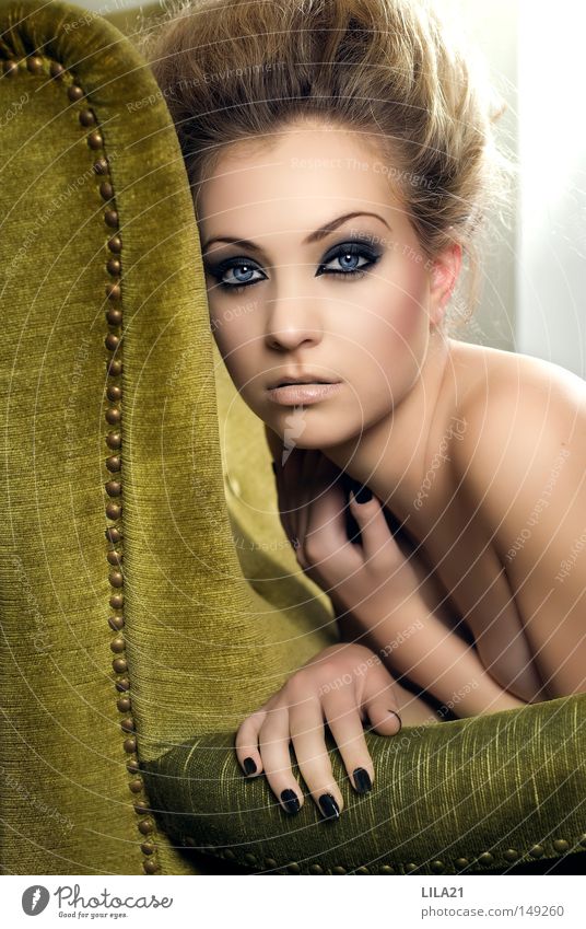 Siblee Green Armchair Pastel tone Hair and hairstyles Hairdresser Barber shop Make-up Eyes Blue Facial expression Eroticism Sex appeal Black Nail Hand Naked