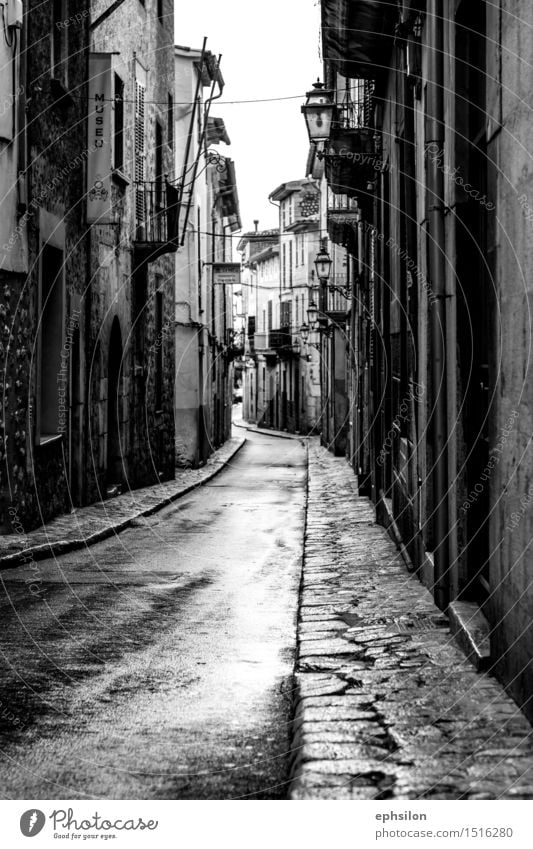 street Village Small Town Downtown Old town House (Residential Structure) Detached house Manmade structures Building Architecture Esthetic Black White Majorca