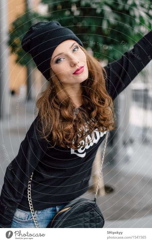 Close-up Fashion woman portrait of young pretty trendy girl posing at the  city, autumn street fashion. Young woman listening to music via headphones  o Stock Photo - Alamy