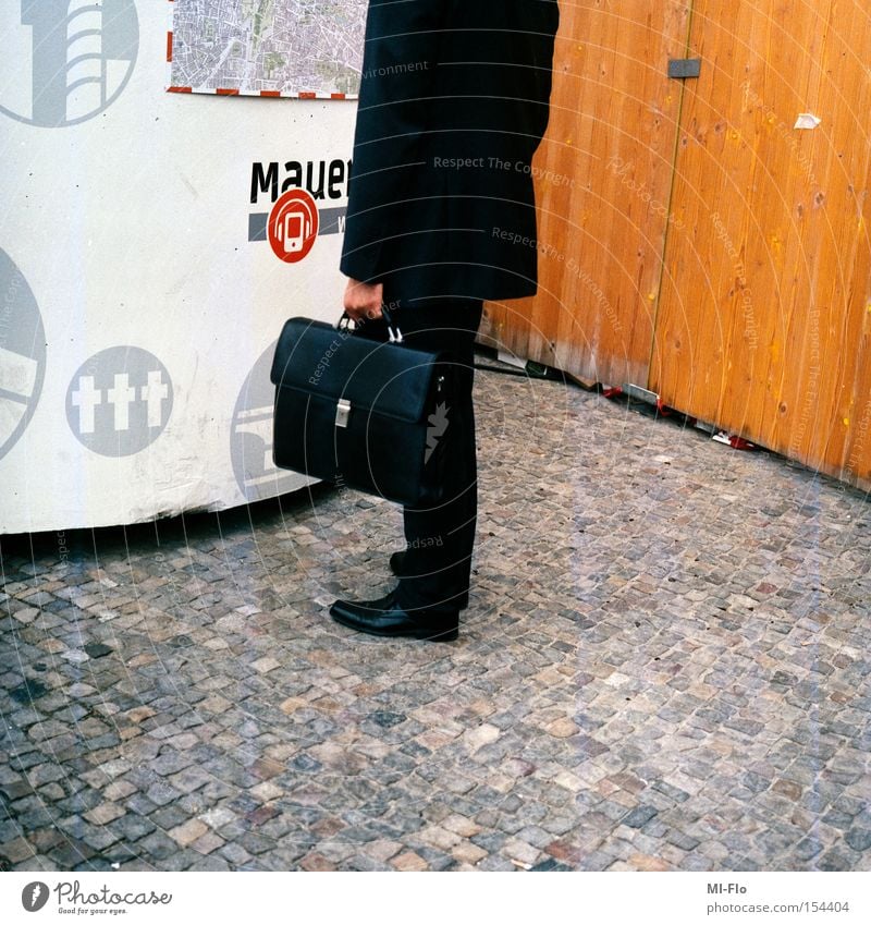 assassin-1 Bomb Suitcase Berlin Medium format Assassin Wall (barrier) Fear Panic the plan summer berlin