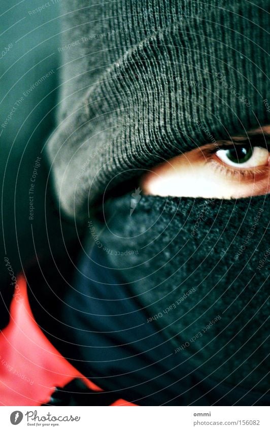 Don't look at me like that. Winter Eyes 1 Human being Scarf Cap Looking Threat Dark Cold Anger Gray Red Protection Aggravation Masked Intensive Evil Alarming
