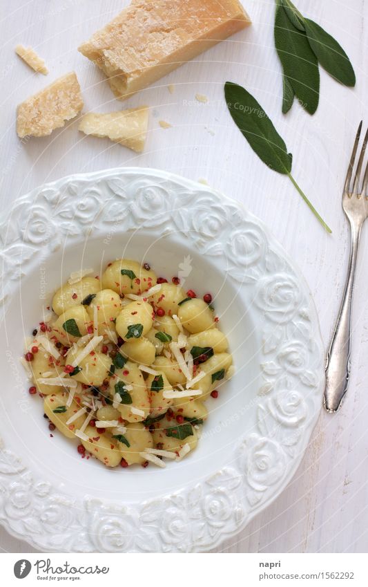 Gnocchi in sage butter II Sage Parmesan Pepper pink berries Nutrition Lunch Dinner Vegetarian diet Italian Food Plate Fork Delicious Yellow White To enjoy