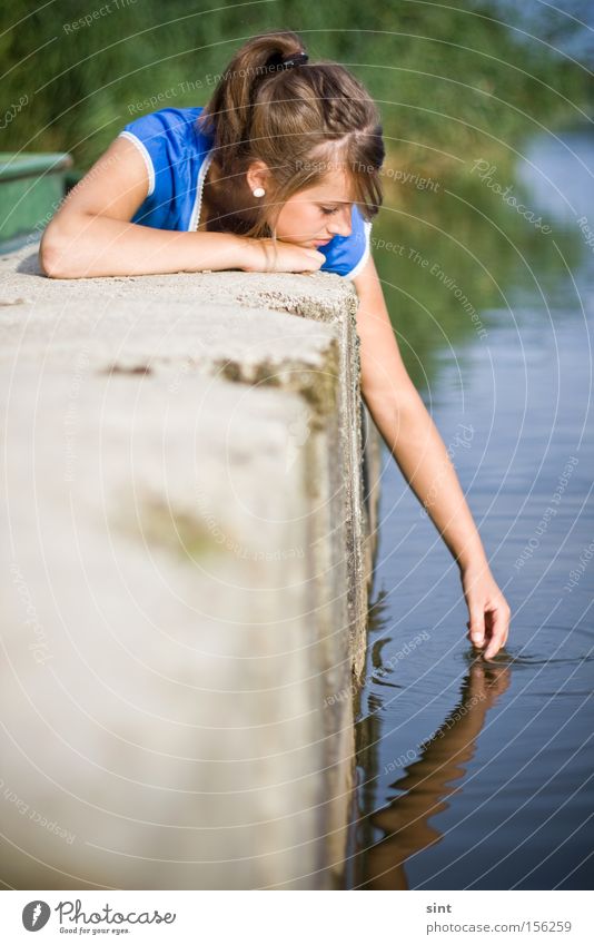 ruhe Boredom Joy Youth (Young adults) sommer wasser Looking Hand Arm hafen beton liegen sonne entspannen mädchen frau