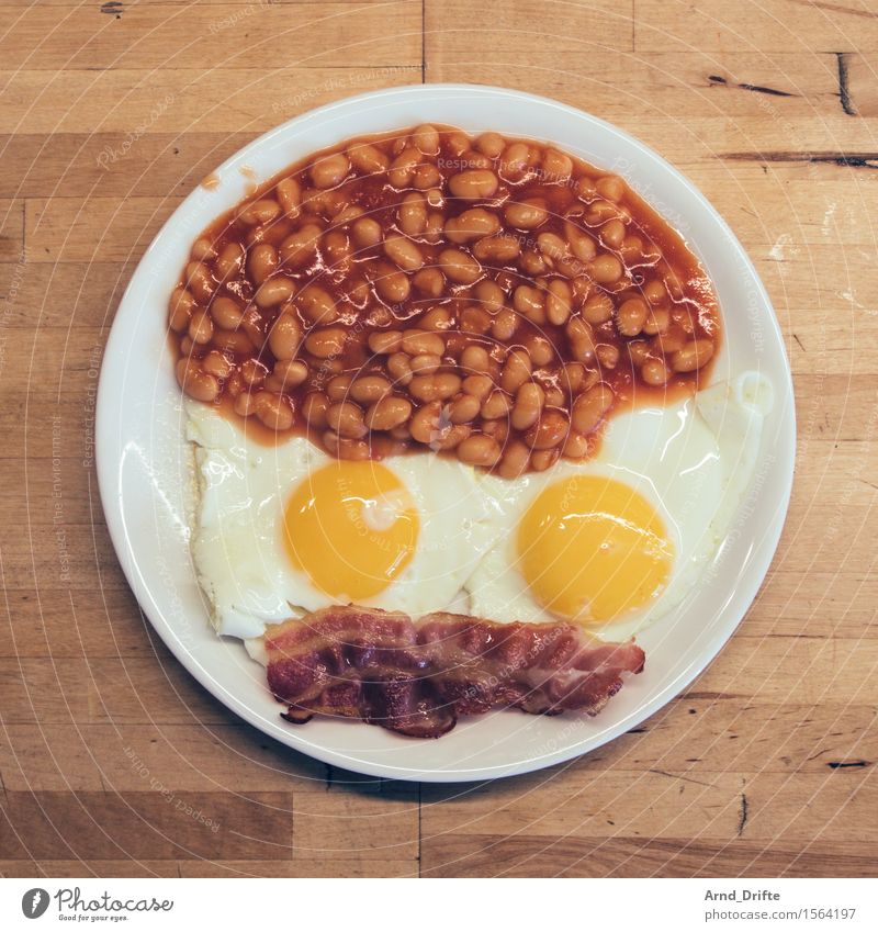 Martian Breakfast baked beans Beans Fried egg sunny-side up Egg dishes bacon Ham Strips of ham Crockery Plate Eating To enjoy Appetite Gluttony Voracious