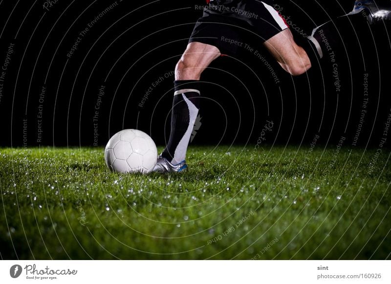 ballspiel Ball sports Leisure and hobbies fussball Sports anstoss Grass rasen nachts dunkel rennen bewegung abstoss beine feld