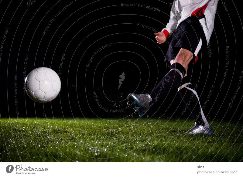 ballspiel Ball sports fussball Sports anstoss Grass rasen nachts dunkel rennen bewegung abstoss beine feld