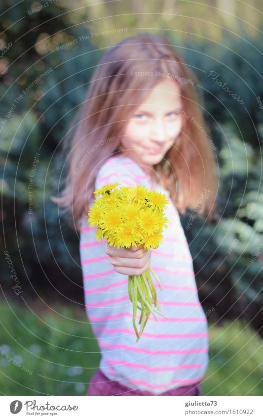 Flowers for you! | Girl with dandelion bouquet Feminine Child Infancy Youth (Young adults) Life 1 Human being 8 - 13 years Blonde Long-haired Smiling Looking