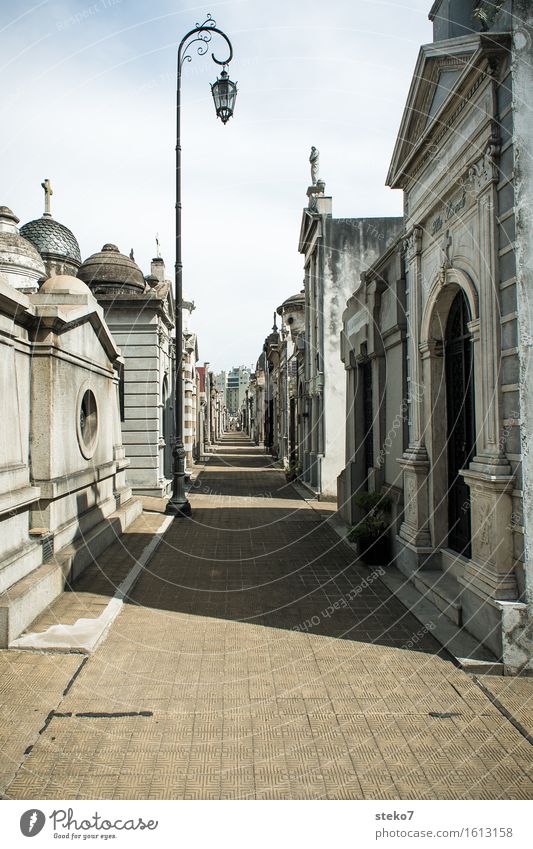 Cementerio de la Recoleta Buenos Aires Argentina Cemetery Tomb Tourist Attraction Lanes & trails Calm Death Memory Remember Symbolism Street lighting