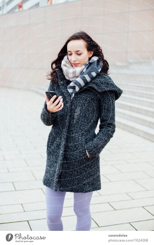 Smart (Phone) Lifestyle Winter University & College student Cellphone PDA Entertainment electronics Internet Feminine Young woman Youth (Young adults) 1