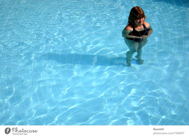 abdominal-training Colour photo Exterior shot Day Feminine Girl 1 Human being 8 - 13 years Child Infancy Swimming & Bathing Blue
