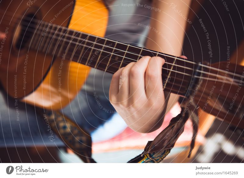 guitar student Leisure and hobbies Playing Human being Feminine Young woman Youth (Young adults) Woman Adults Hand 13 - 18 years 18 - 30 years 30 - 45 years