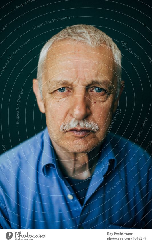 ° Human being Masculine Male senior Man Grandfather Senior citizen Life 1 60 years and older Shirt White-haired Short-haired Old Observe Looking Threat Blue