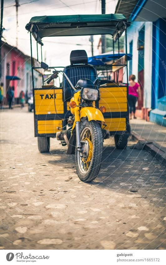 taxi cubano Cuba Trinidade Town Downtown Transport Means of transport Traffic infrastructure Street Lanes & trails Taxi Trailer Motorcycle Freight bike Wait
