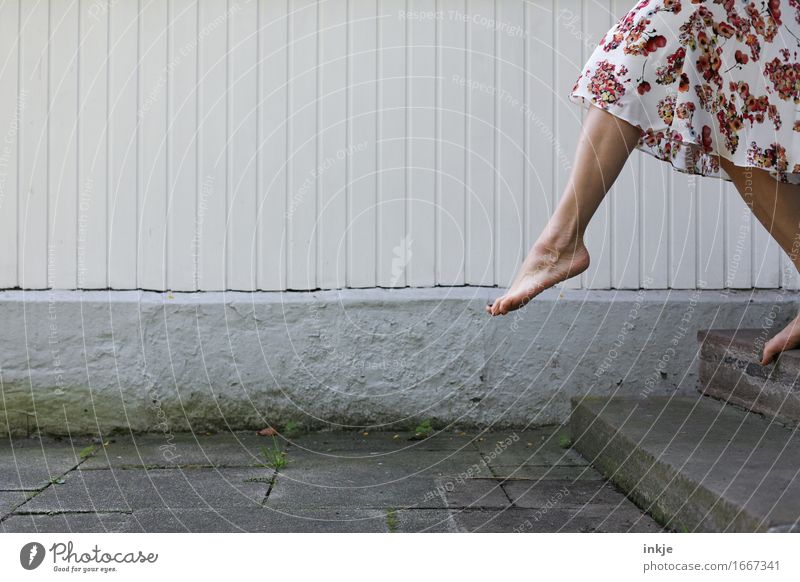 move Lifestyle Joy Leisure and hobbies Woman Adults Legs Feet Women`s feet Woman's leg 1 Human being Wall (barrier) Wall (building) Stairs Facade Terrace Skirt