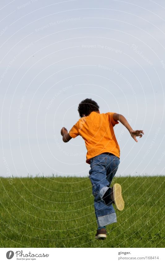 Heel heel (boy running across a meadow, back view) Leisure and hobbies Trip Human being Masculine Child Boy (child) Youth (Young adults) 1 Nature Landscape Sky