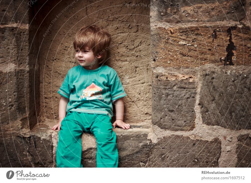AST 9 | short break Human being Masculine Child Toddler Boy (child) 1 1 - 3 years Wall (barrier) Wall (building) Observe Relaxation Sit Free Small Cute Blue