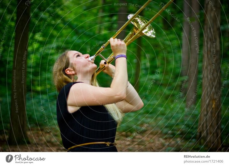 Jacki and the trombone. Leisure and hobbies Human being Feminine Young woman Youth (Young adults) Woman Adults 1 18 - 30 years Environment Nature Landscape