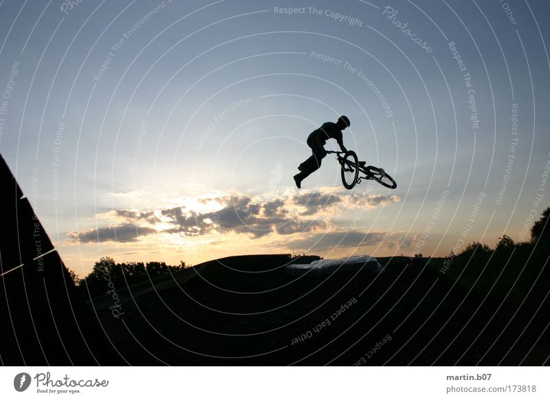360° Tailwhip Colour photo Exterior shot Twilight Back-light Long shot Funsport Extreme sports Dirt Jumping slopestyle Freestyle Cycling Clouds Sunrise Sunset