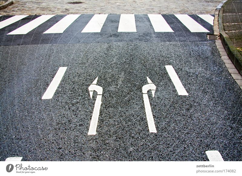 Right or left? Street Road traffic Traffic lane Lane markings Signs and labeling Traffic regulation Rule Information Asphalt Driving Direction Characters times