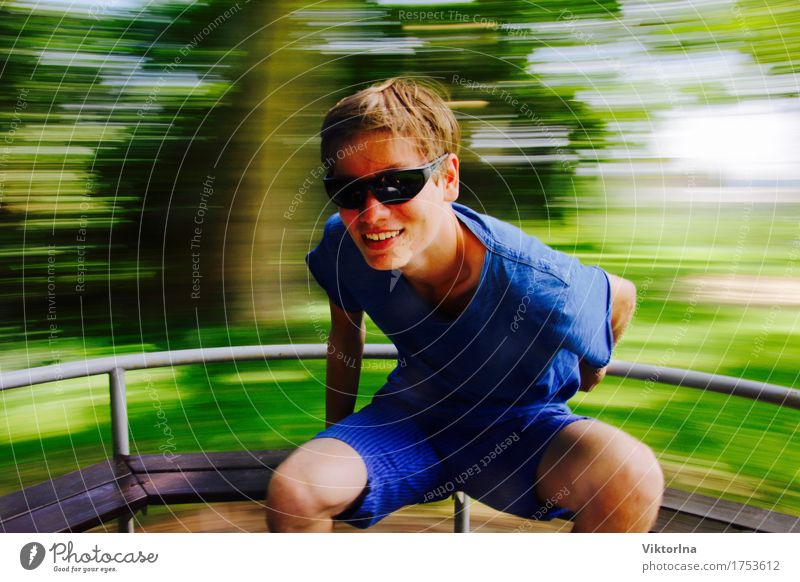 Now geht´s round Boy (child) Infancy 1 Human being 13 - 18 years Youth (Young adults) Park T-shirt Sunglasses Rotate Smiling Laughter To swing Playing