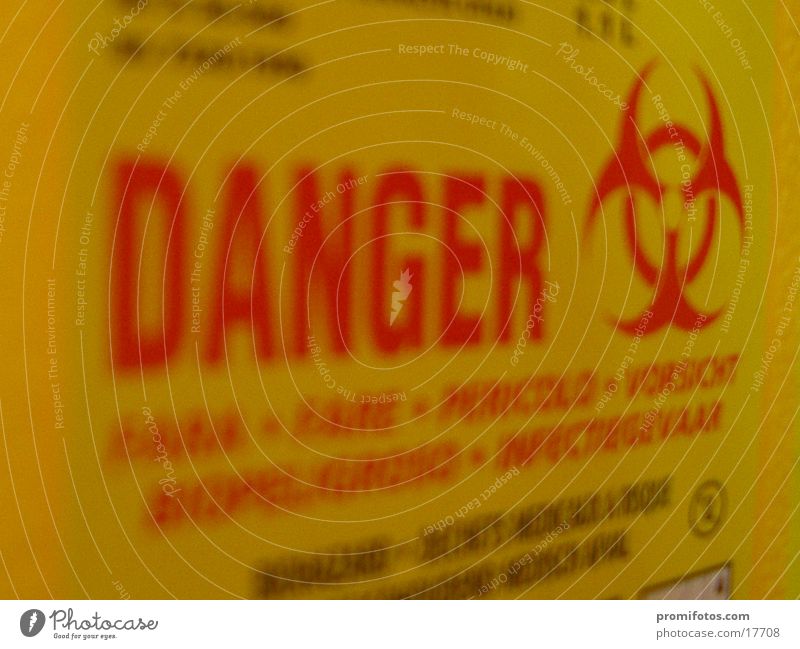 Box for storing used syringes. Photo: Alexander Hauk Health care Signage Warning sign Threat Dangerous Carton Text Typography Pictogram Warning label Clue