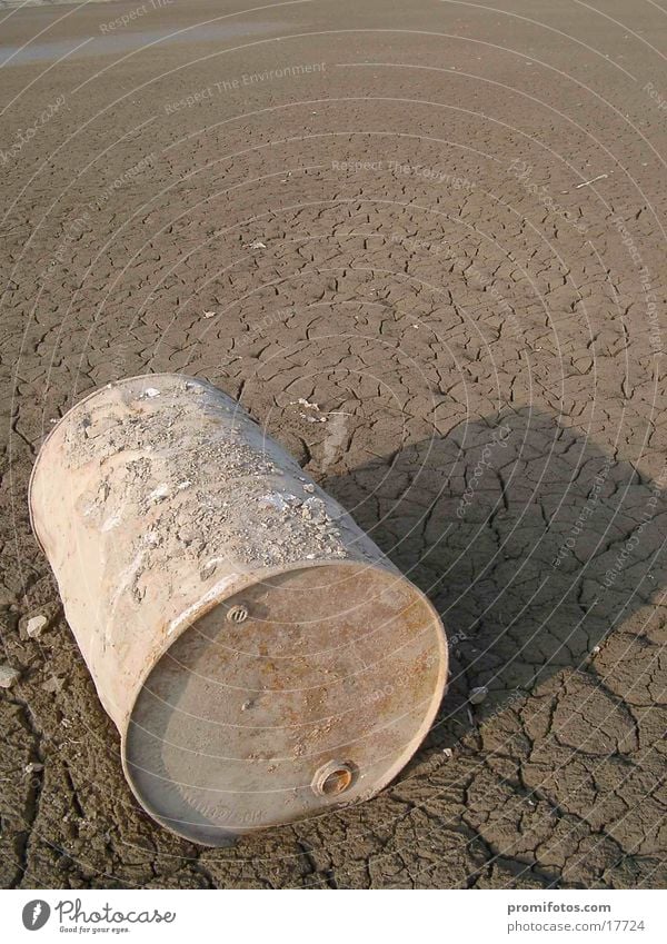 Old barrel in the Forggensee near Füssen in the Allgäu / Photo: Alexander Hauk Nature Lake Desert Rust Environmental pollution Keg Trash Dispose of Illegal