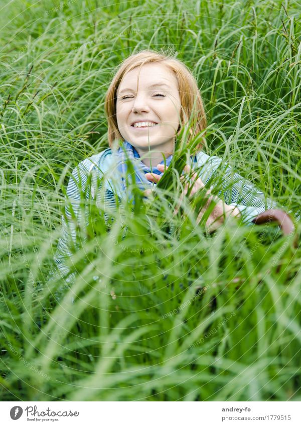 Girl in the grass Feminine Young woman Youth (Young adults) Woman Adults Head 1 Human being 8 - 13 years Child Infancy 13 - 18 years 18 - 30 years Adventure