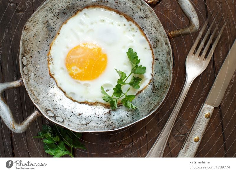 Fried egg with tomatoes and herbs Herbs and spices Breakfast Dinner Pan Wood Fresh Yellow Green Cholesterol Farm Frying fried egg Meal Protein Rustic Unhealthy