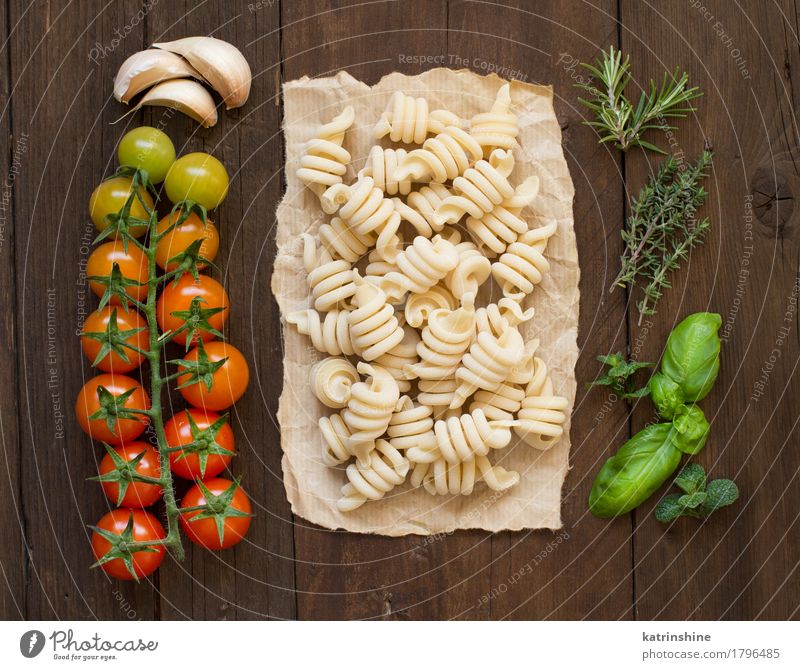 Italian pasta, tomatoes and herbs Vegetable Dough Baked goods Herbs and spices Vegetarian diet Diet Dark Fresh Brown Green Red Tradition Basil cooking food