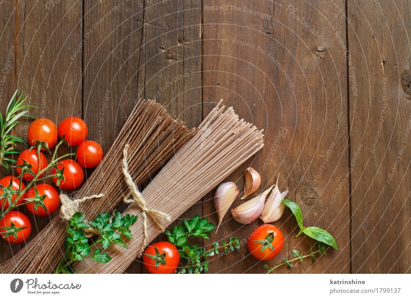 Three types of spaghetti, tomatoes and herbs Vegetable Dough Baked goods Herbs and spices Nutrition Table Brown Green Red country Cooking Culinary food