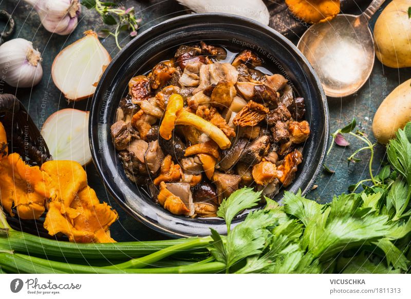 Cooked forest mushrooms Food Vegetable Herbs and spices Cooking oil Nutrition Lunch Dinner Banquet Organic produce Vegetarian diet Slow food Crockery Style