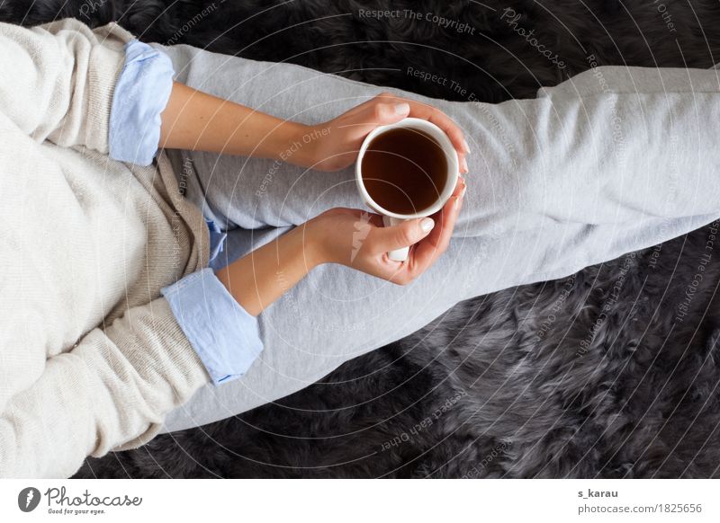 time-out Beverage Lifestyle Leisure and hobbies Winter Living or residing Flat (apartment) Living room Woman Adults Tracksuit bottoms Relaxation Warmth Moody