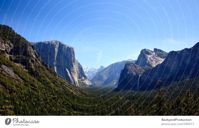 Overview of Yosemite valley on clear blue sunny day Colour photo Exterior shot Deserted Morning Contrast Sunrise Sunset Back-light Panorama (View) Wide angle