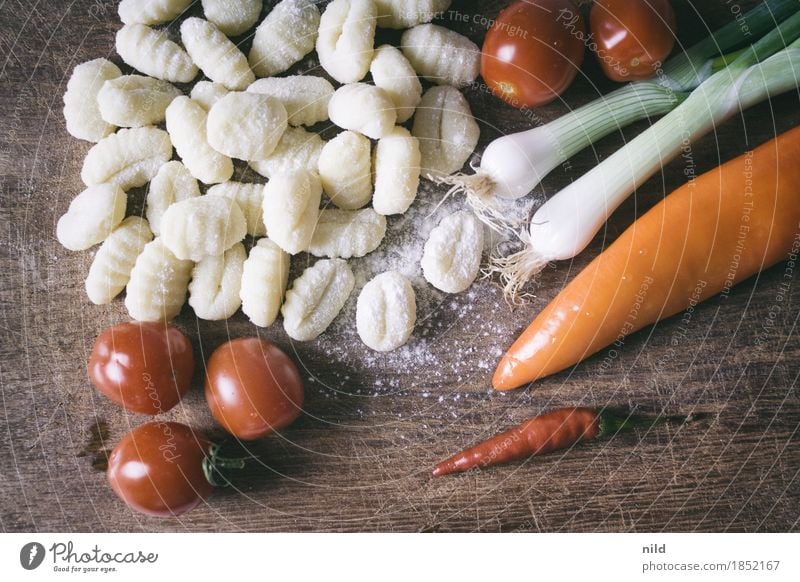 Gnocchi 1 Food Tomato Early onion Nutrition Dinner Organic produce Vegetarian diet Italian Food Chopping board Eating To enjoy Healthy Delicious Food photograph