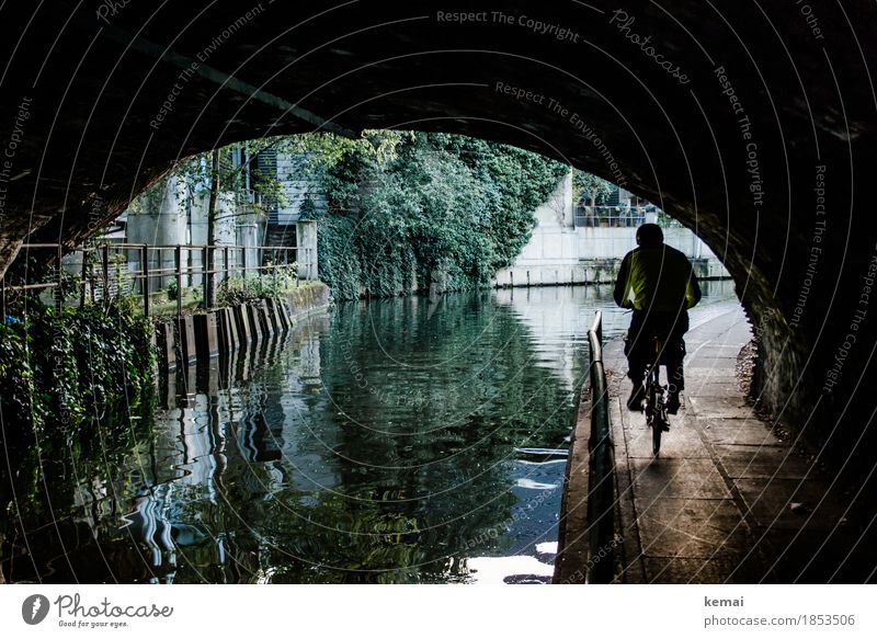 Along the canal Athletic Fitness Life Leisure and hobbies Trip Human being Masculine 1 River Channel London Wall (barrier) Wall (building) Underpass Handrail