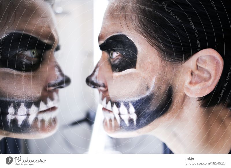 starring contest Lifestyle Leisure and hobbies Carnival Hallowe'en Woman Adults Face 1 Human being 2 Stage make-up Death's head Threat Creepy Emotions Fear