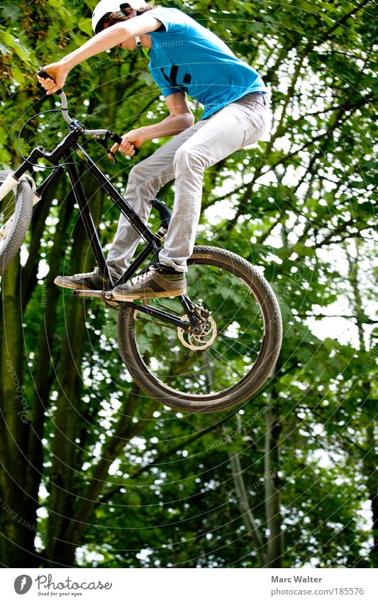 flown out Lifestyle Joy Leisure and hobbies Sports Cycling Bicycle BMX bike Sporting Complex Skater circuit Human being Masculine Young man Youth (Young adults)