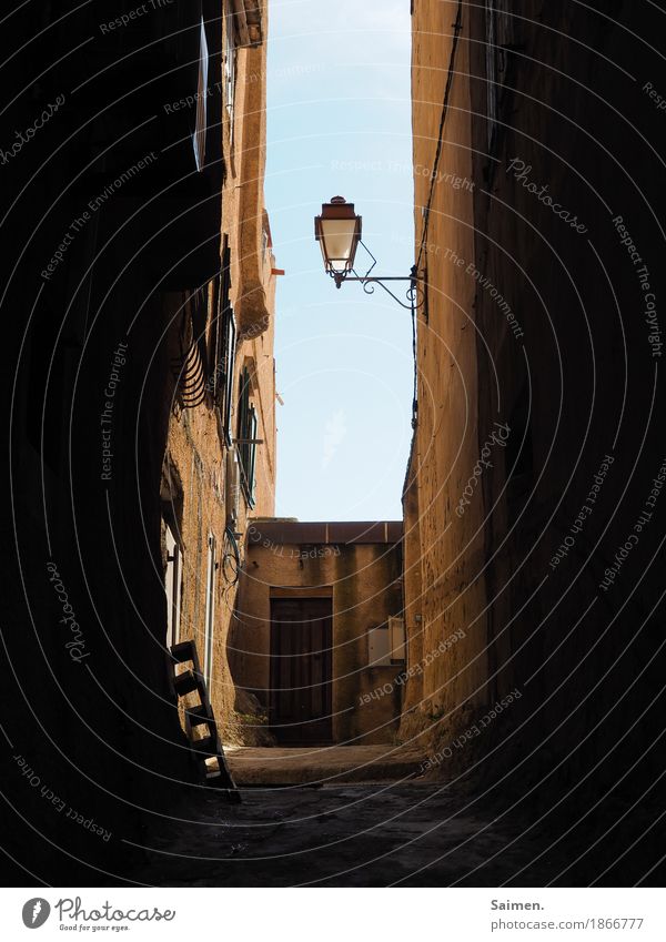 tunnel vision Manmade structures Building Wall (barrier) Wall (building) Facade Window Old Italy Vacation & Travel Street lighting Alley Palett Sicily Sky Lamp