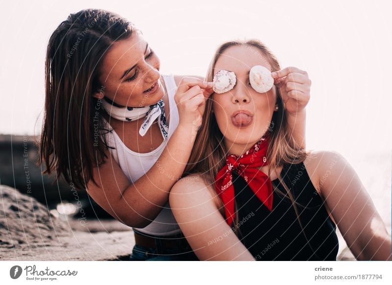 Foto de Two teenage girls pulling each others hair do Stock