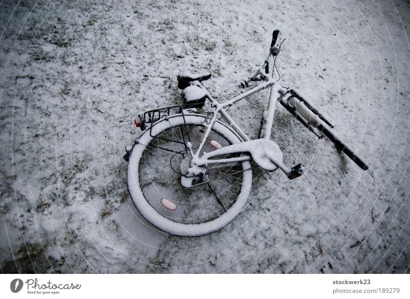 not my bike Winter Snow Ice Frost Bicycle Old Lie Gloomy Gray Squander Loneliness Apocalyptic sentiment Cold Stagnating Subdued colour Exterior shot Deserted