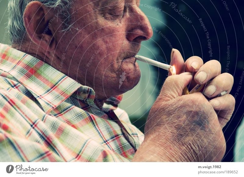 In eternal memory Smoking Masculine Male senior Man Grandfather Senior citizen Head Hand 1 Human being 60 years and older Wait Old Authentic Moody Peaceful