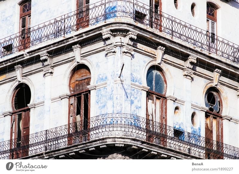 House façade with balcony from colonial times in Havana, Cuba Facade Old Poverty Historic Town Decline Transience Vintage Architecture Balcony Building