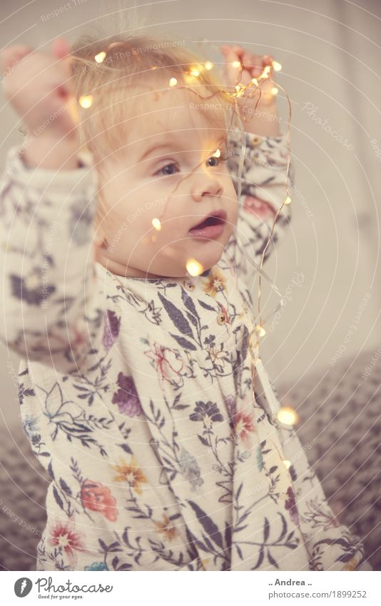 Playing with the Light String 3 Toddler Feminine Girl 1 Human being 0 - 12 months Baby Feasts & Celebrations Crouch Sit Happy Curiosity Emotions Moody Joy