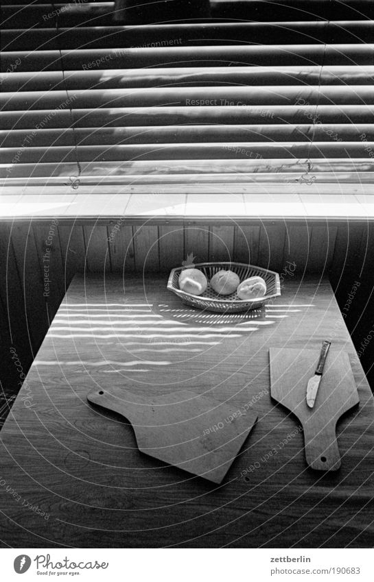 kitchen Kitchen Breakfast Table Wooden board Chopping board Knives Basket m bread roll Window Venetian blinds Roller blind Roller shutter Closed Summer